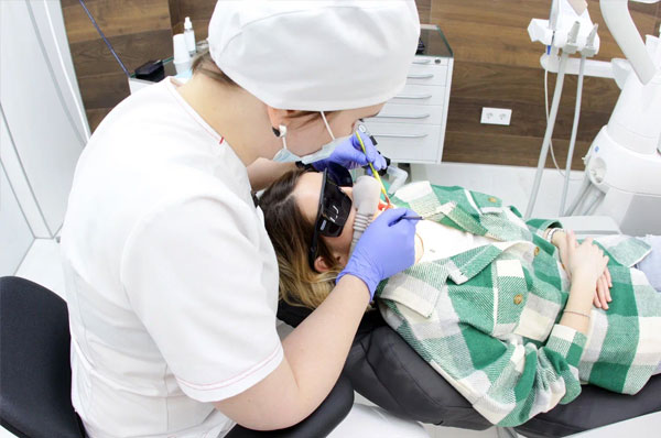 Процесс лечения зубов под закисью азота