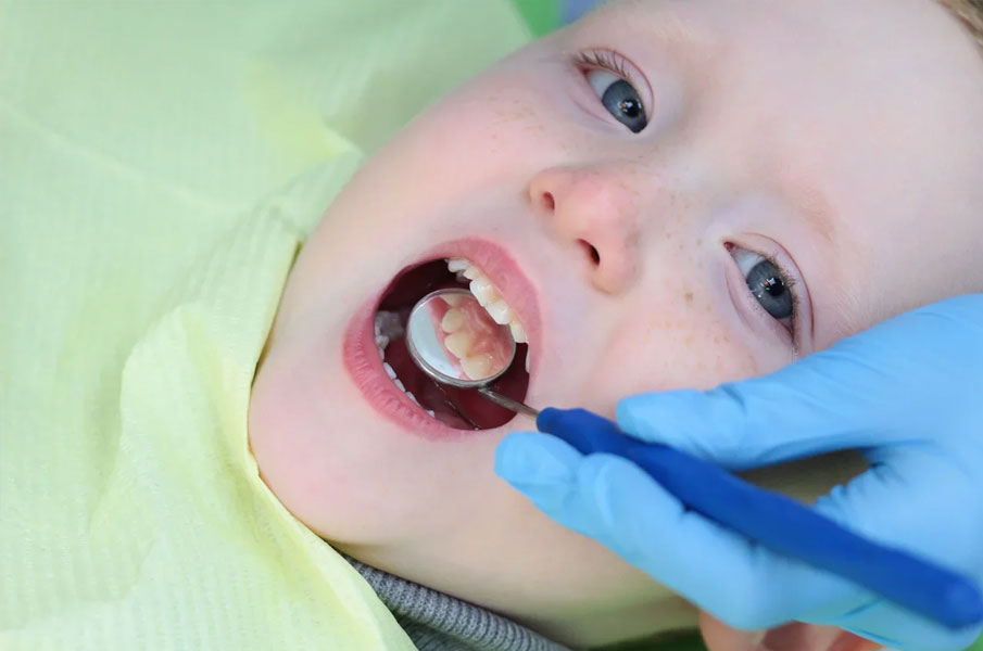 Осмотр зубов у ребенка