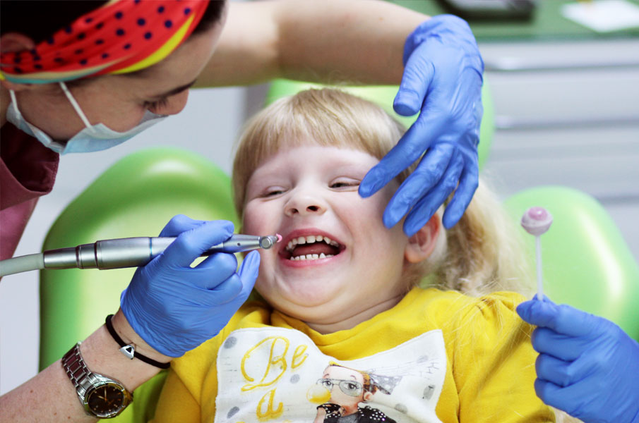 Работа детского стоматолога с ребенком